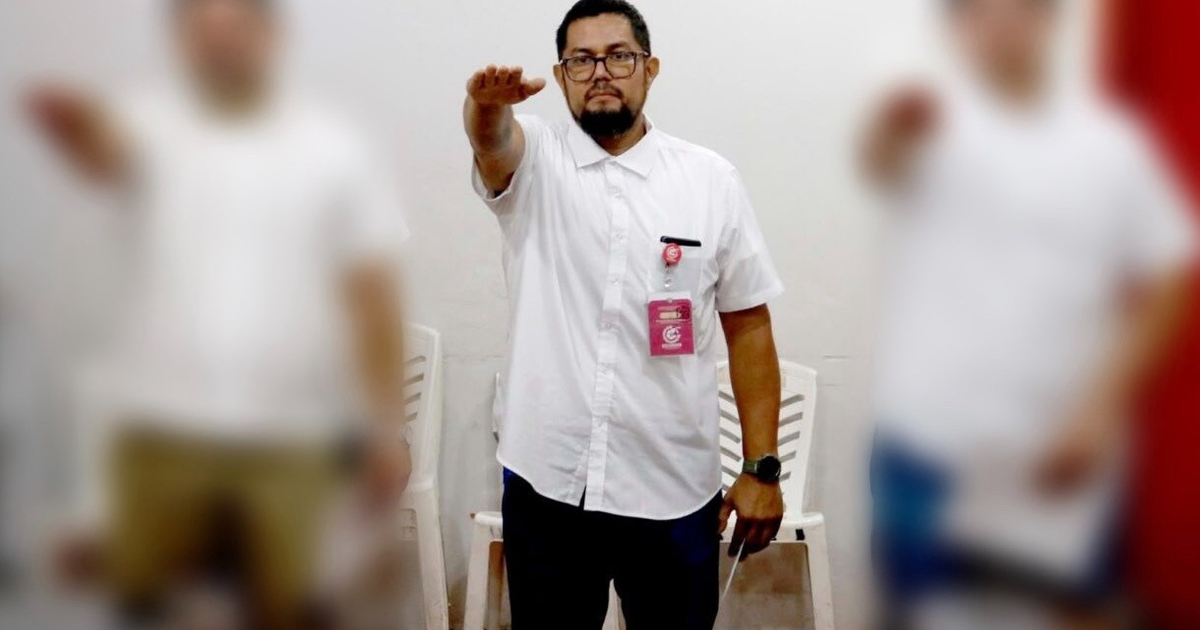 Hombre en camisa blanca con gafete en un salón, relacionado con la renuncia del director de Obras Públicas de Escuinapa.