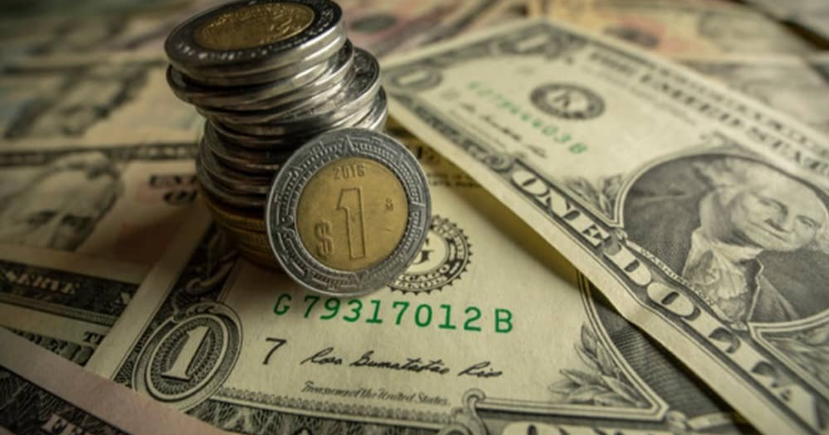 Monedas y billetes de un dólar estadounidense apilados, representando la fluctuación del dólar en México.