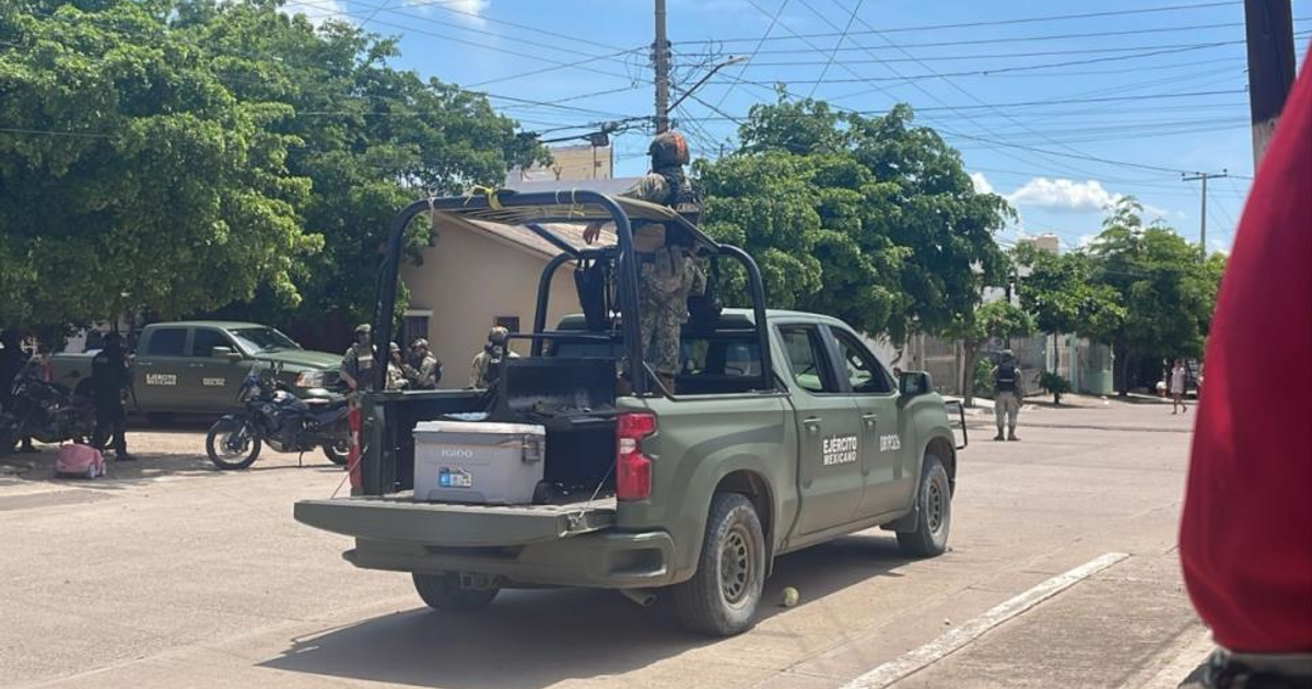 Vehículo militar del ejército mexicano en patrullaje urbano en Culiacán