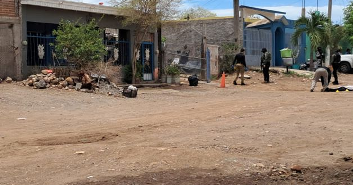 Calle de tierra en la colonia Esthela Ortiz de Toledo con personas investigando un crimen.