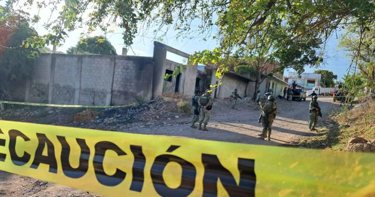Soldados resguardan escena de crimen en Culiacán, cinta amarilla de seguridad visible.