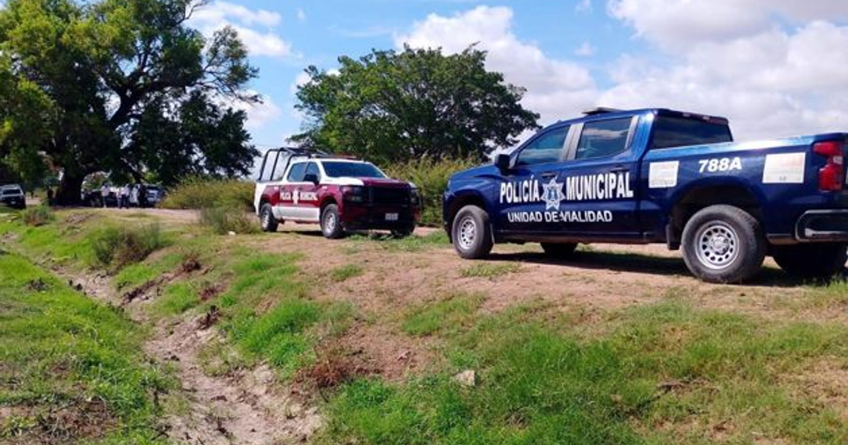 Dos vehículos de policía municipal en un área rural, relacionados con un accidente eléctrico en transporte agrícola.