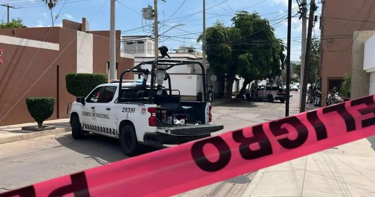 Vehículo de la Guardia Nacional en escena del crimen en Culiacán, con cinta de advertencia rosa en primer plano.