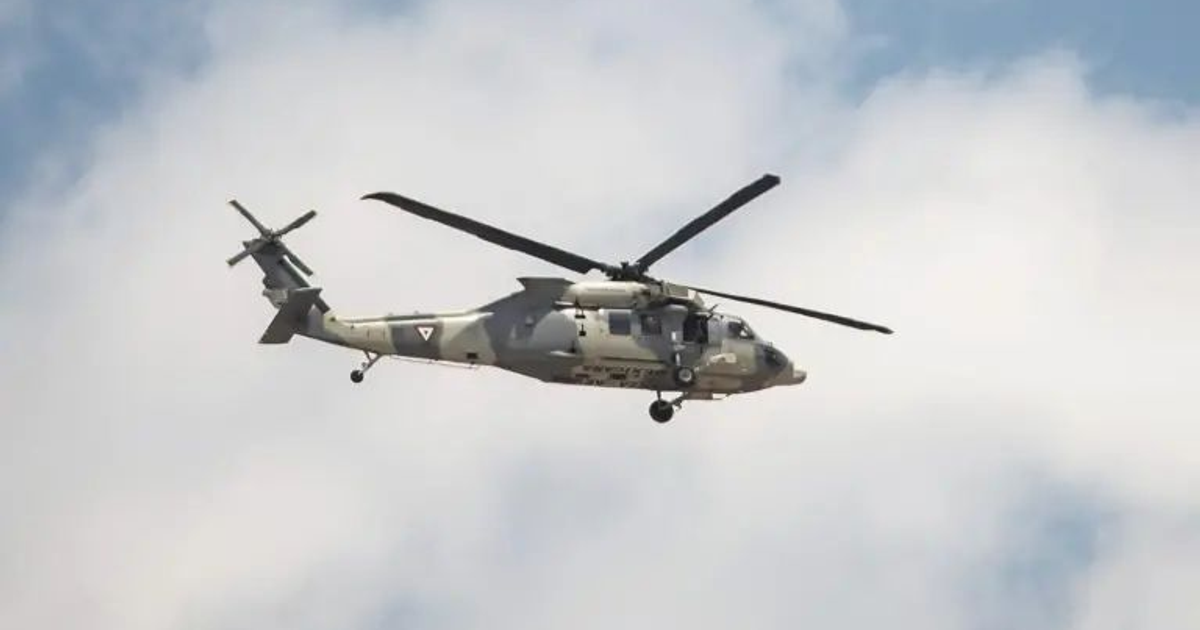 Helicóptero militar en vuelo sobre Las Aguamitas, Navolato, durante operativo de seguridad.