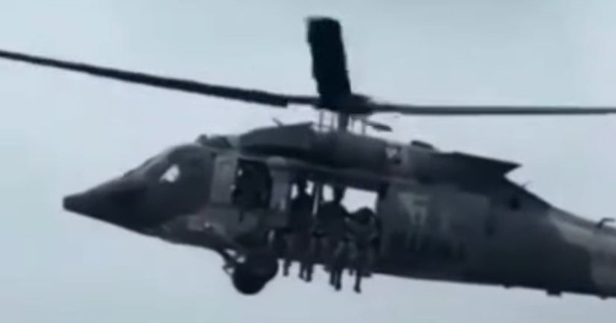 Helicóptero volando en cielo nublado durante operativo en Tacuichamona