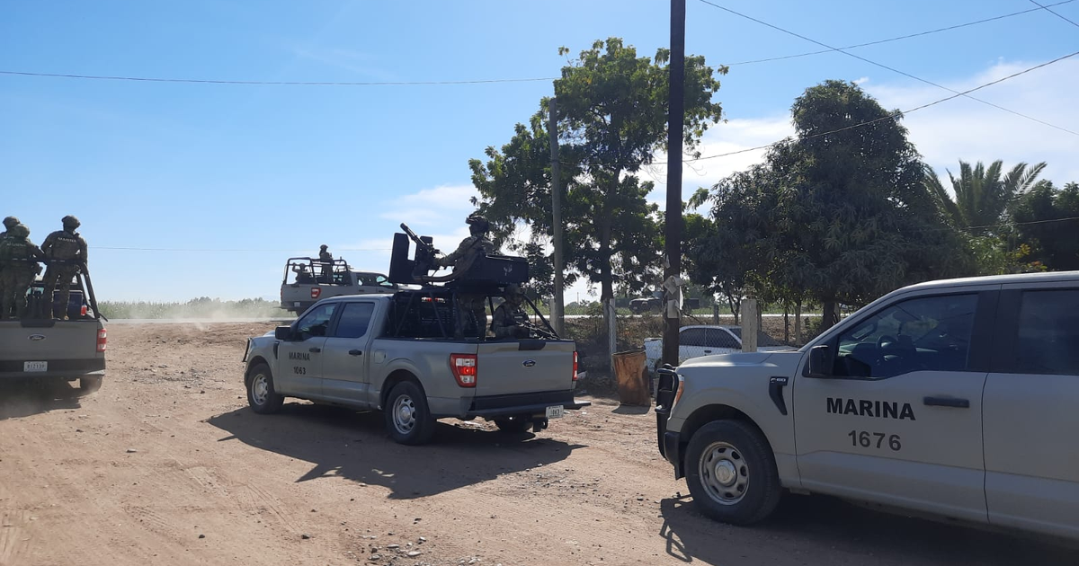 Camionetas de la Marina en camino de terracería durante operativo en Culiacán