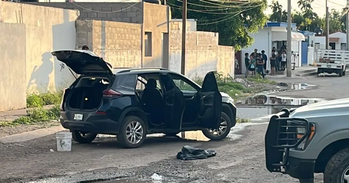 Vehículo abandonado con puertas abiertas tras tiroteo en Santa Rocío, Culiacán.