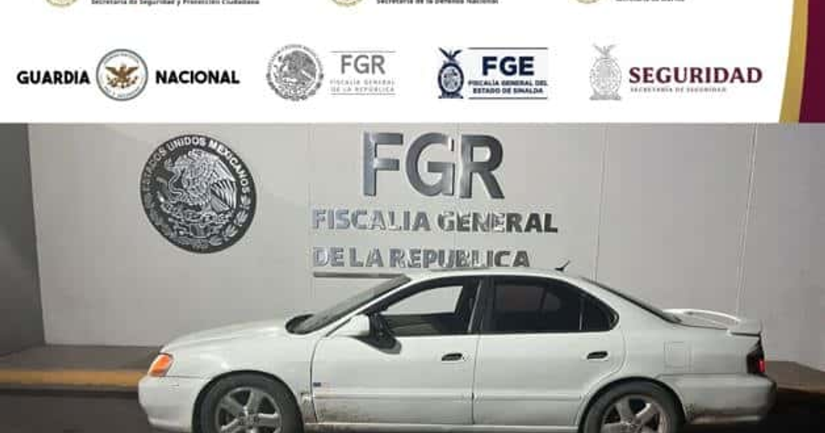Automóvil blanco frente a logotipos de la FGR y Guardia Nacional en operativo de seguridad en Navolato.