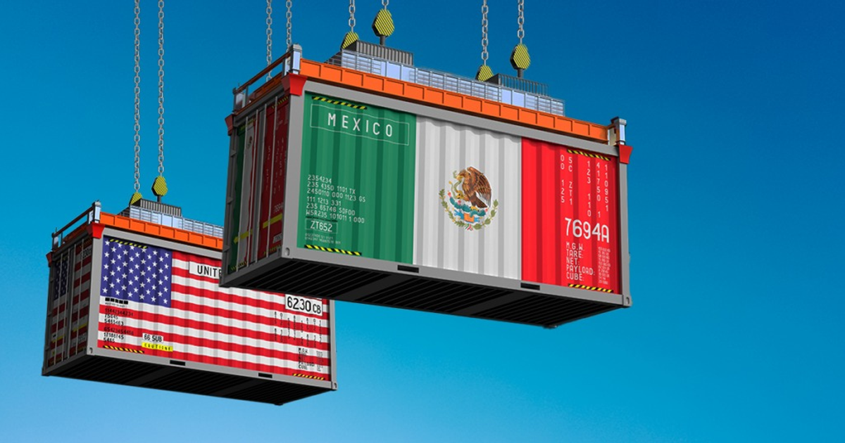 Contenedores de carga con banderas de México y Estados Unidos en el aire, representando negociaciones comerciales.