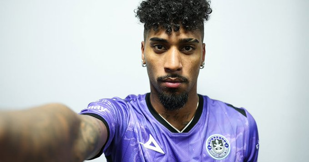 Fabio Gomes, delantero del Mazatlán FC, en un selfie con camiseta púrpura.