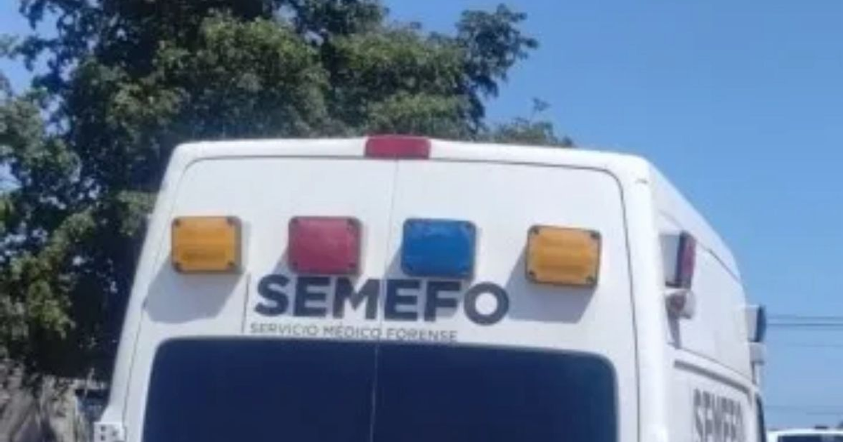 Vehículo SEMEFO en escena de crimen en Mexicali
