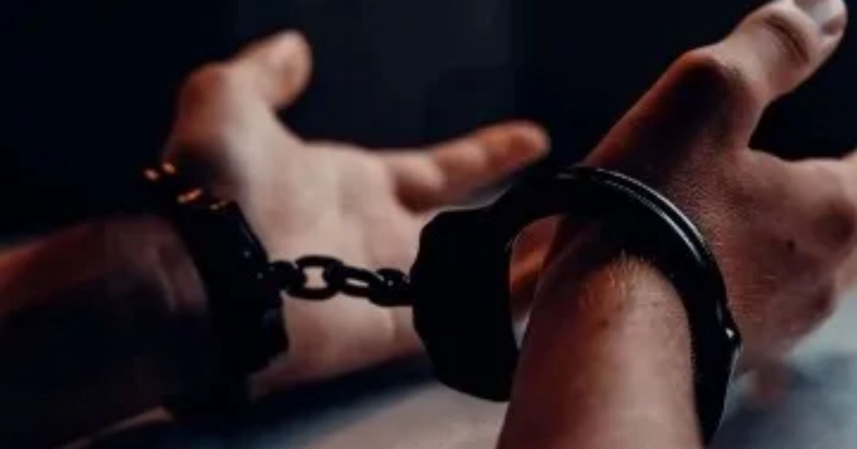 Manos encadenadas en un ambiente oscuro, simbolizando un proceso judicial por feminicidio.