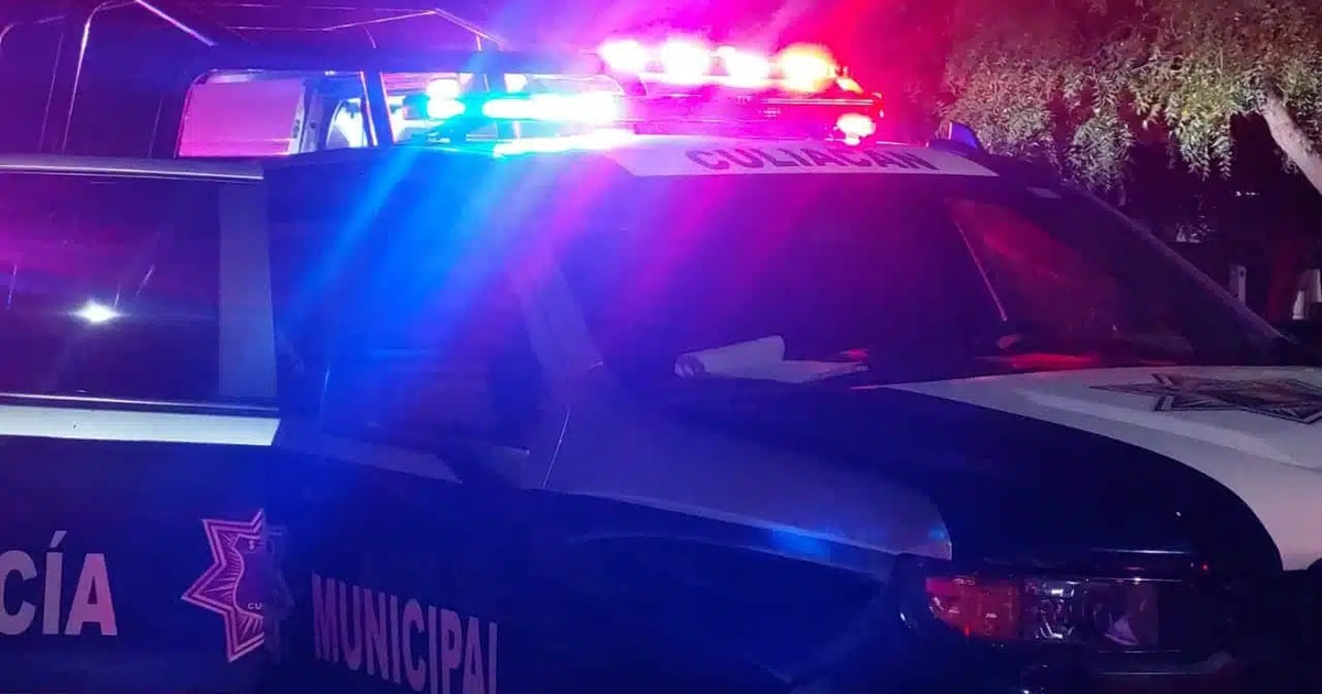 Coche de policía con luces de emergencia en escena nocturna, vinculado al feminicidio en Cosalá, Sinaloa.
