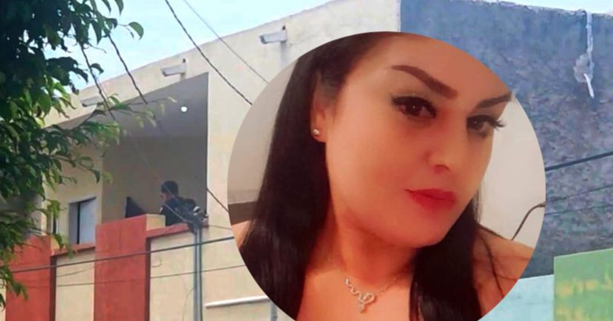 Fotografía de Marisela Zamudio junto a un edificio en Tecuala, Nayarit, relacionado con su caso de violencia doméstica.