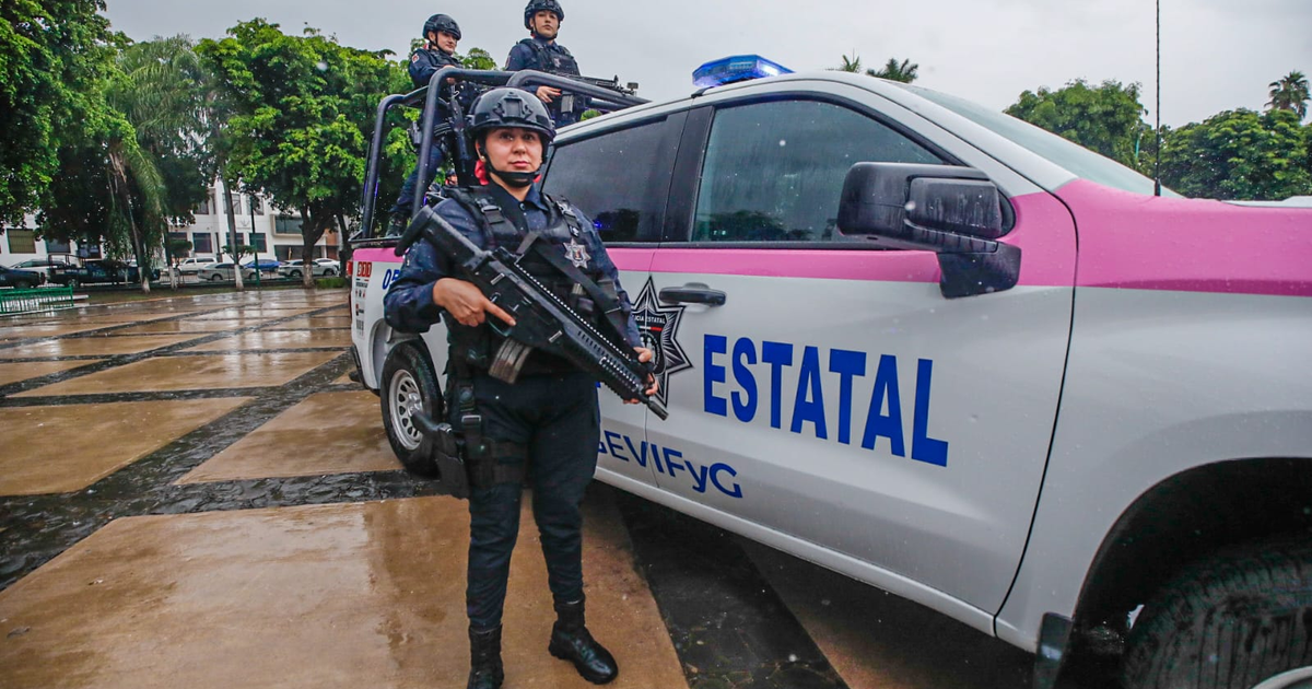 Policía armado junto a patrulla estatal en operativo por feminicidio en Sinaloa