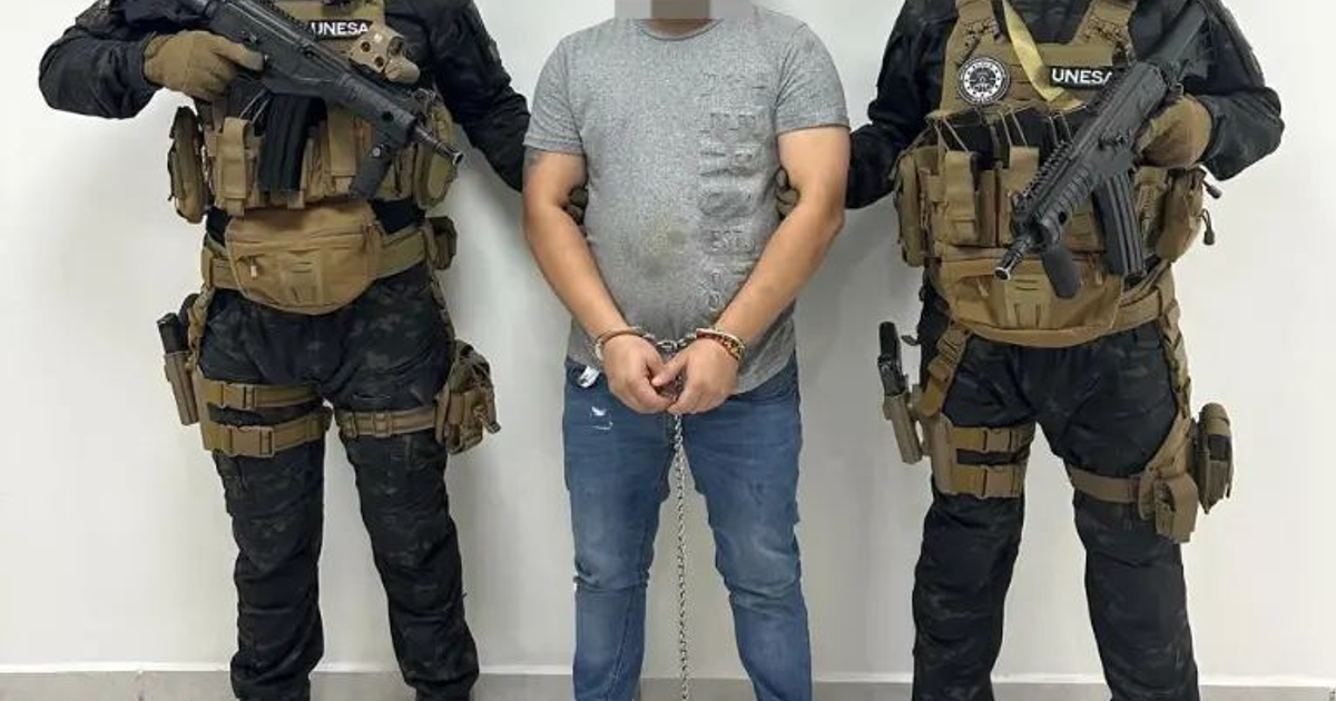 Hombre esposado detenido por agentes de seguridad en Culiacán por feminicidio.