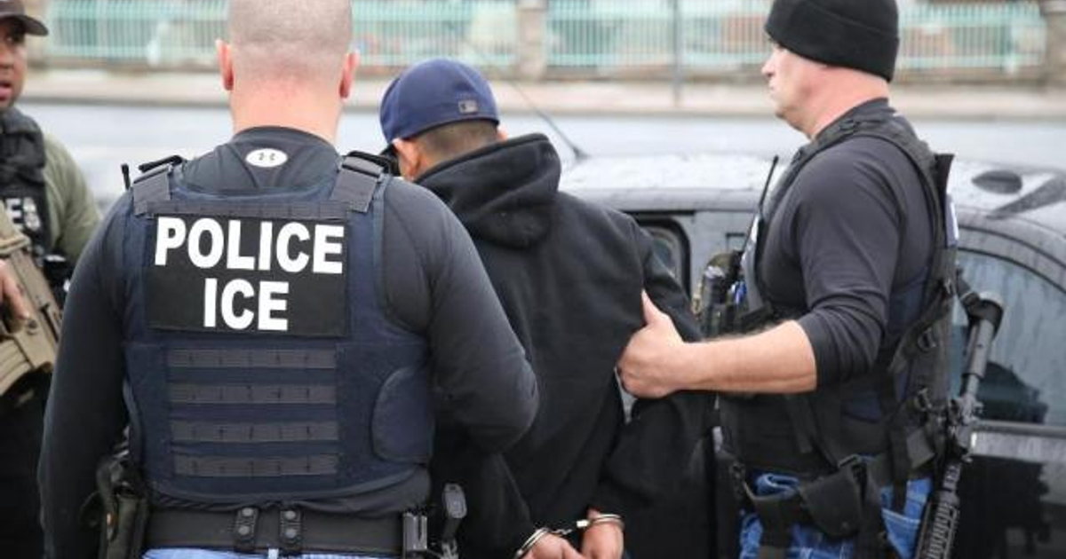 Agentes de ICE arrestan a una persona en operativo migratorio en Los Ángeles