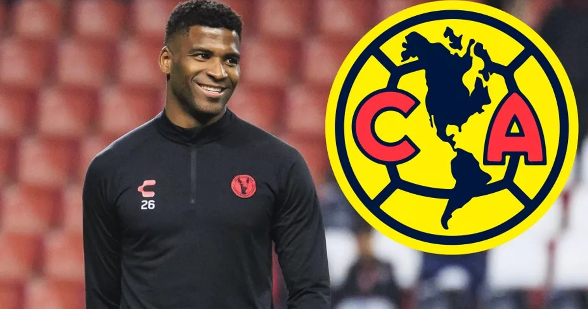 José Raúl Zúñiga, nuevo delantero del Club América, sonriendo con sudadera negra y logo del club.