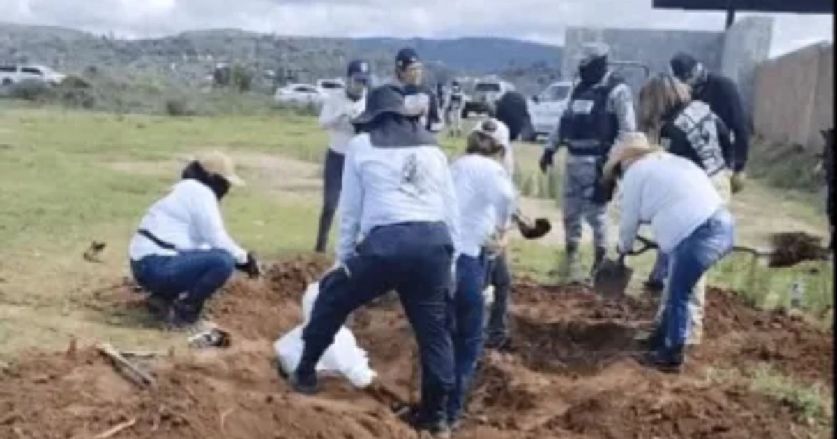 Personas excavando en Zapopan, hallazgo de fosa clandestina