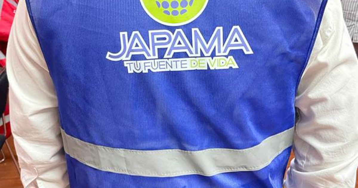 Chaleco azul de JAPAMA con lema 'TU FUENTE DE VIDA' y franja reflectante, relacionado con fraudes en Ahome.