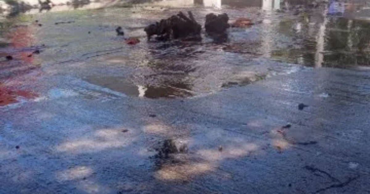 Fuga de aguas negras en Avenida Santa Ana, Mazatlán, con un tronco de madera improvisado como barrera.