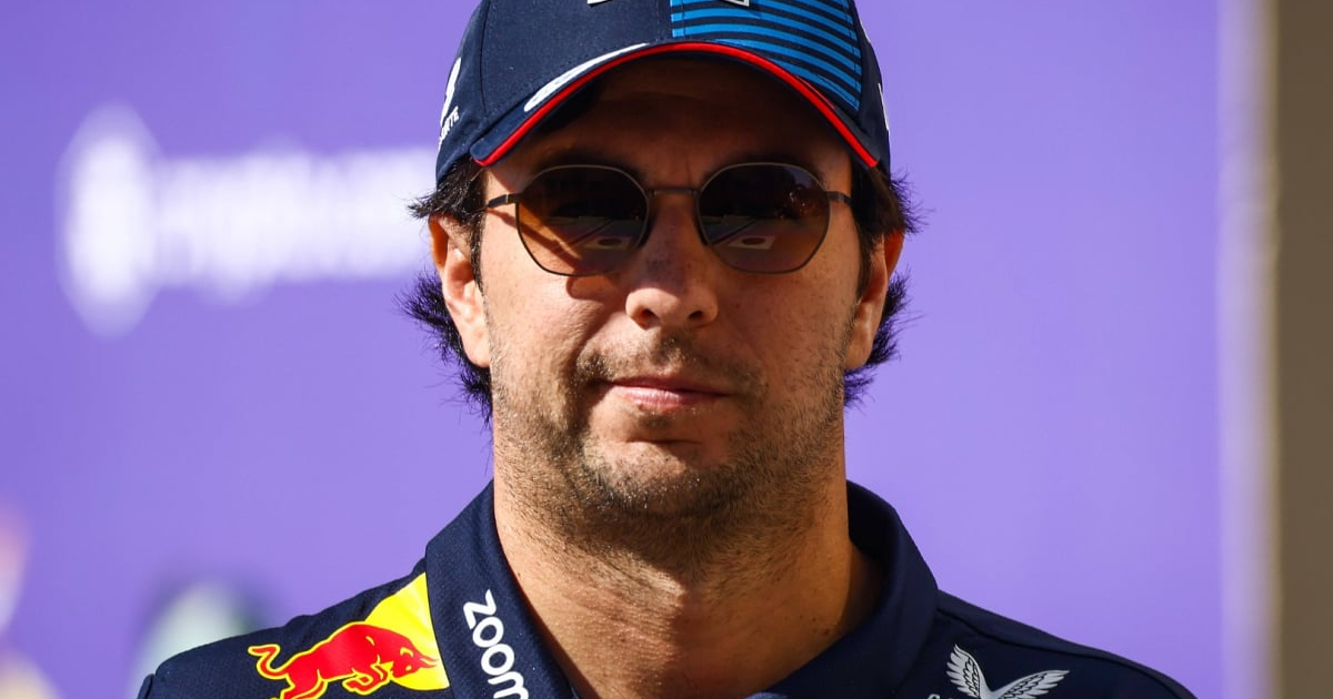 Hombre con gafas oscuras y gorra sobre fondo morado