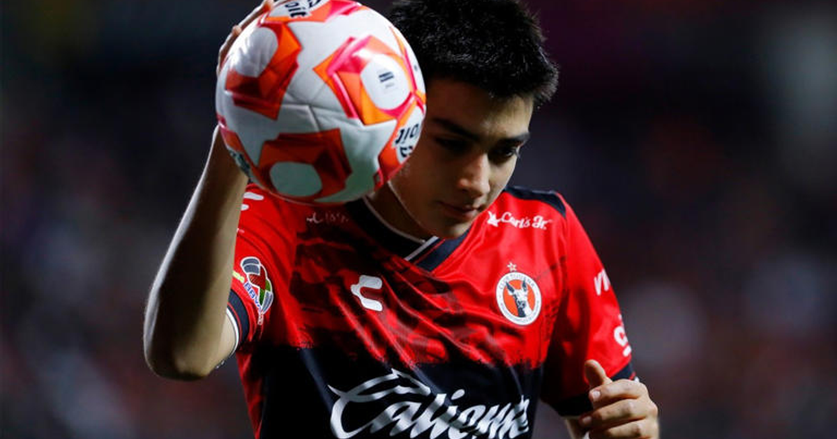 Joven futbolista Gilberto Mora con balón en campo, camiseta roja, MLS All-Star 2025