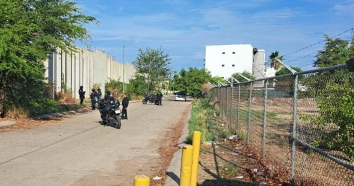 Camino urbano con presencia policial y motocicletas en Culiacán, relacionado con un crimen reciente.
