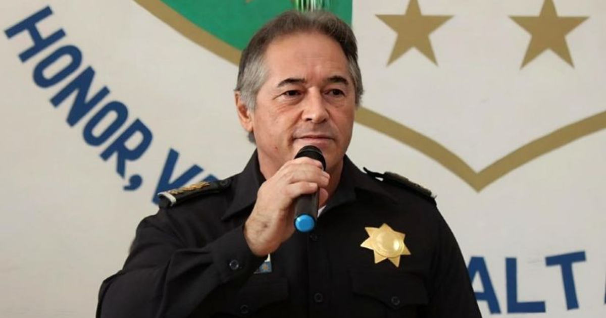 Hernán Bermúdez Requena hablando en audiencia judicial con fondo de 'HONOR, VALOR'.