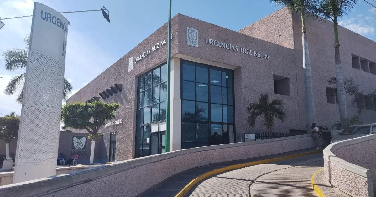 Fachada del área de urgencias del Hospital General de Los Mochis con letreros y símbolo del IMSS.