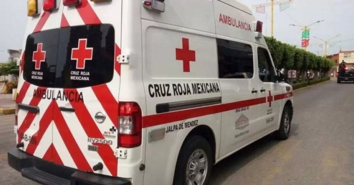 Ambulancia de la Cruz Roja Mexicana estacionada en una calle urbana, lista para atender un incidente vial en Mazatlán.