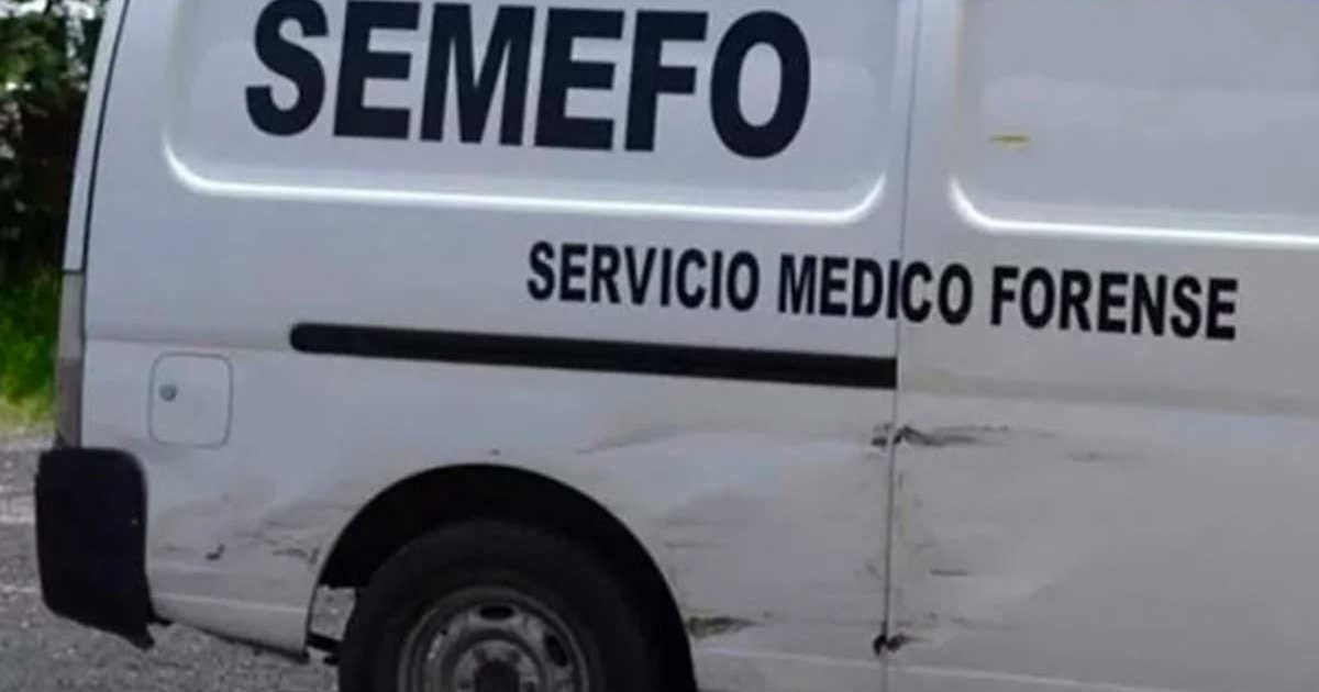 Camioneta blanca del SEMEFO en escena de crimen en Culiacán