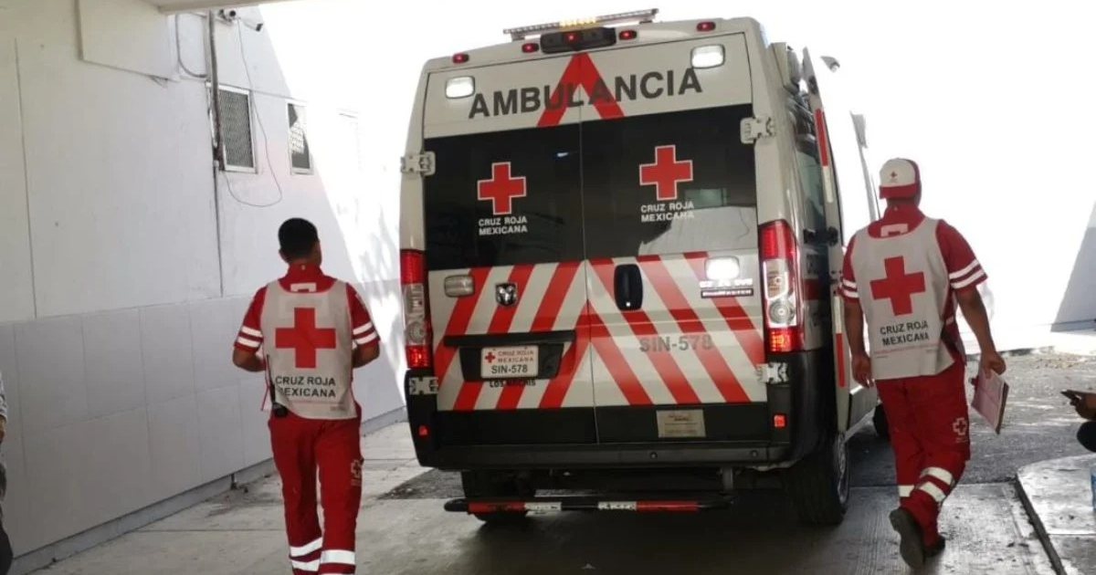 Ambulancia de la Cruz Roja Mexicana en Los Mochis con paramédicos atendiendo una emergencia.