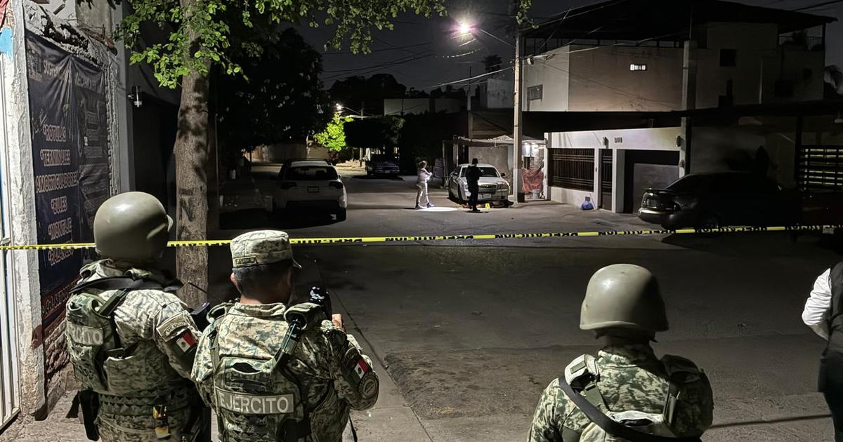 Soldados en operación nocturna en Culiacán, investigando un homicidio con machete.
