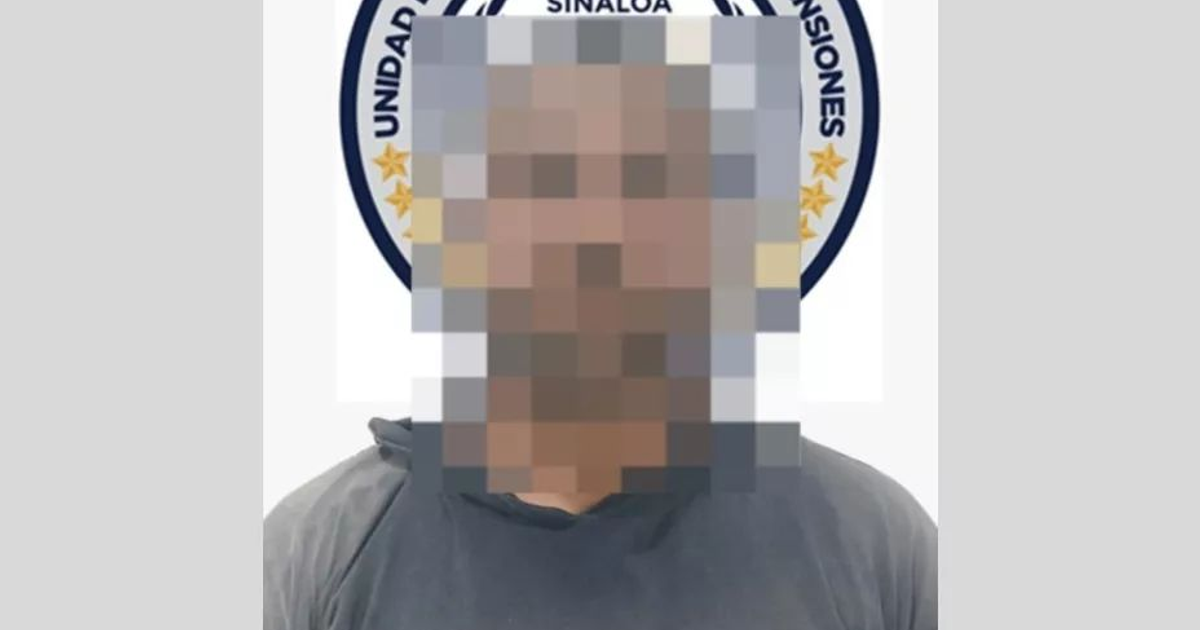 Hombre con rostro pixelado frente a emblema policial, vinculado a detención por homicidio en Prados del Sur.