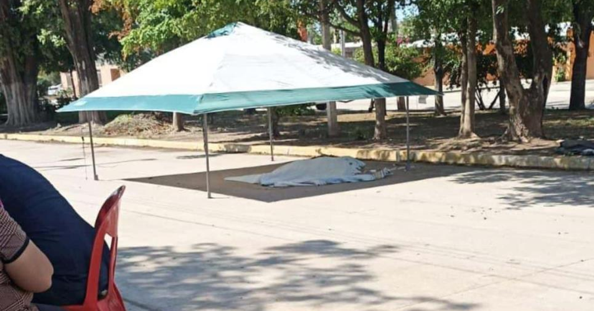 Carpa improvisada en escena de crimen en El Tamarindo