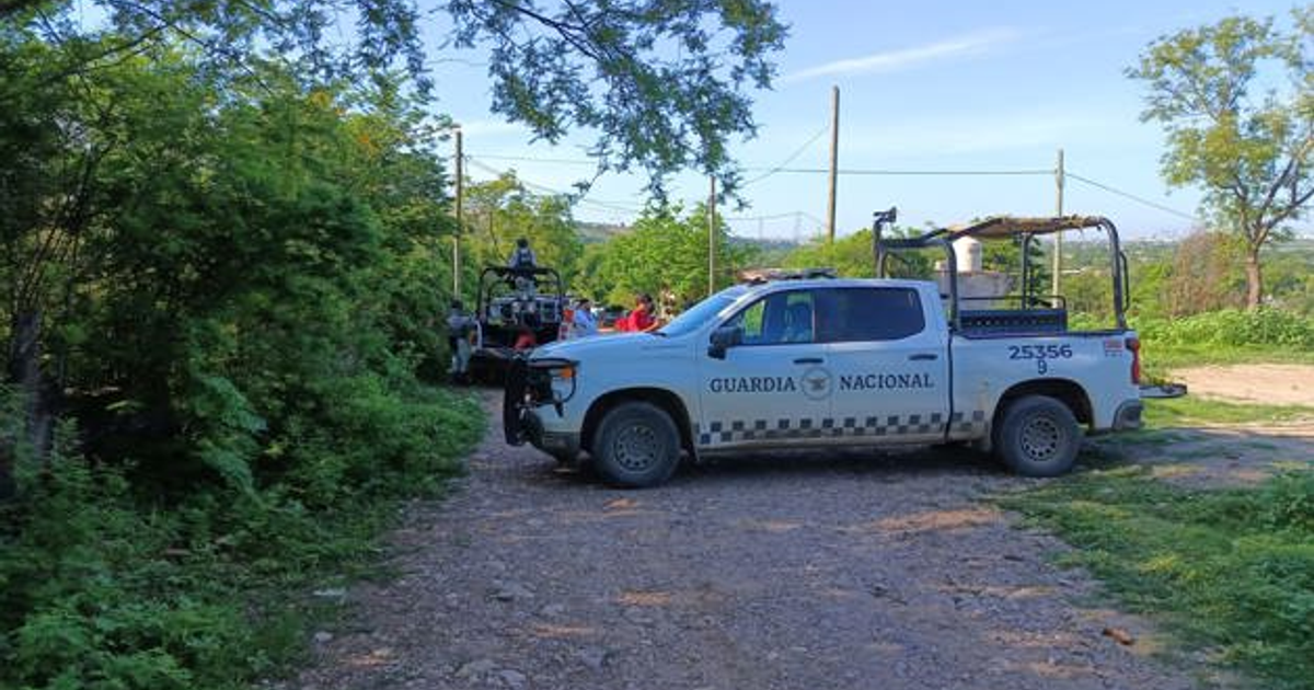 Vehículo de la Guardia Nacional en camino rural tras ataque armado en Culiacán