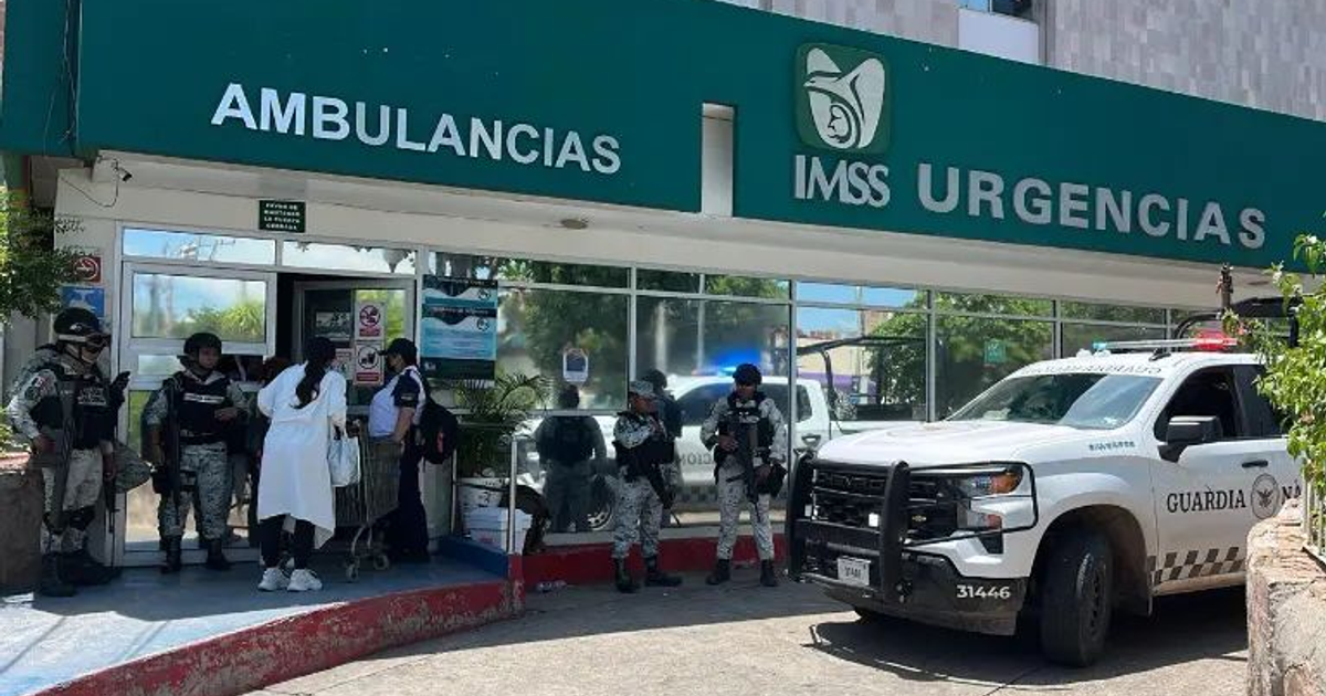 Entrada de urgencias del IMSS con personal de seguridad y ambulancias tras ataque en Culiacán.