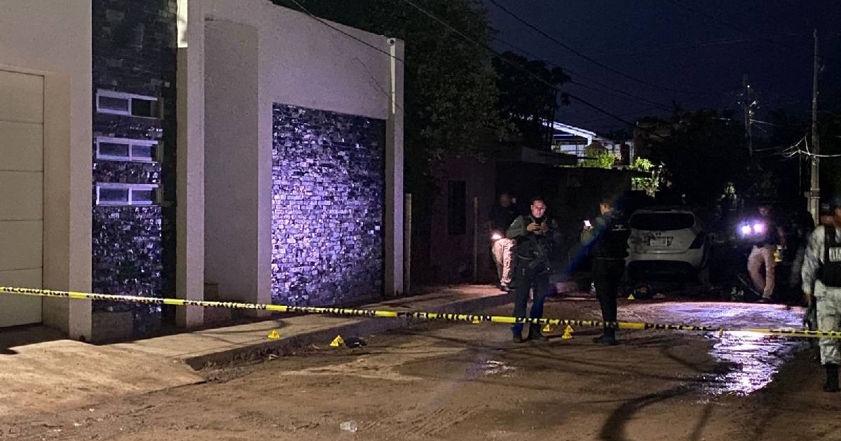 Área acordonada por cinta amarilla con presencia policial en Culiacán durante la noche.