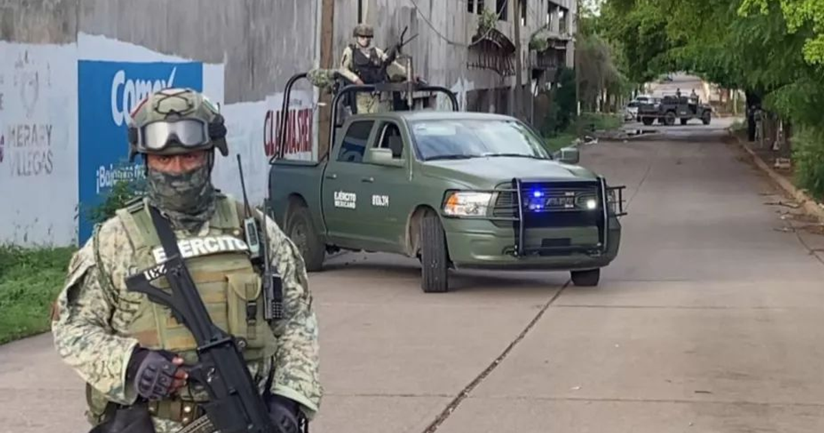 Soldado y camioneta militar en operativo tras hallazgo de cadáver en Culiacán