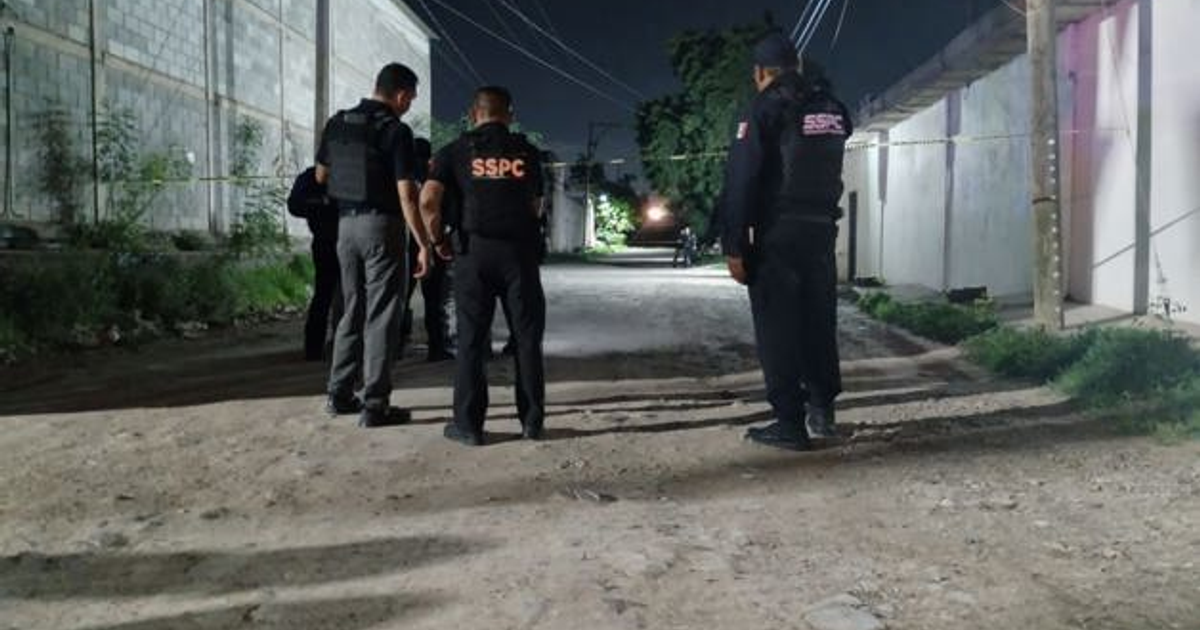 Agentes de seguridad en operativo nocturno en Villa Bonita, Culiacán, tras hallazgo de cadáver.