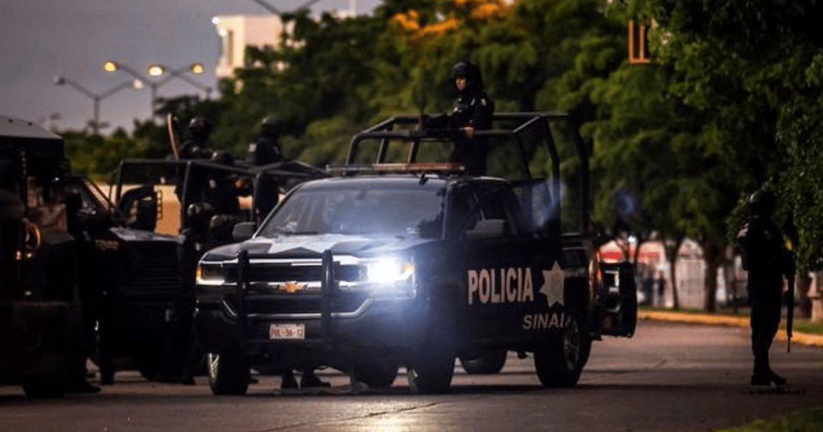 Vehículo policial de Sinaloa con agentes tácticos en Culiacán, relacionado con un homicidio reciente.