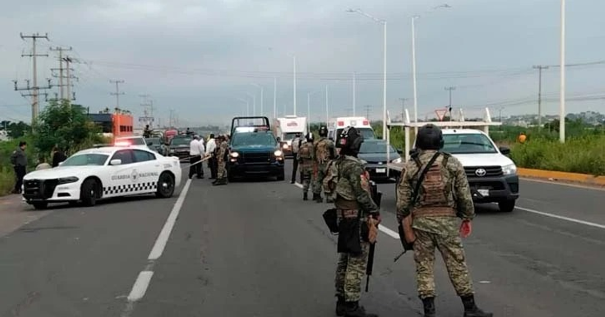 Intervención de seguridad en carretera de Sinaloa con vehículos policiales y agentes armados.