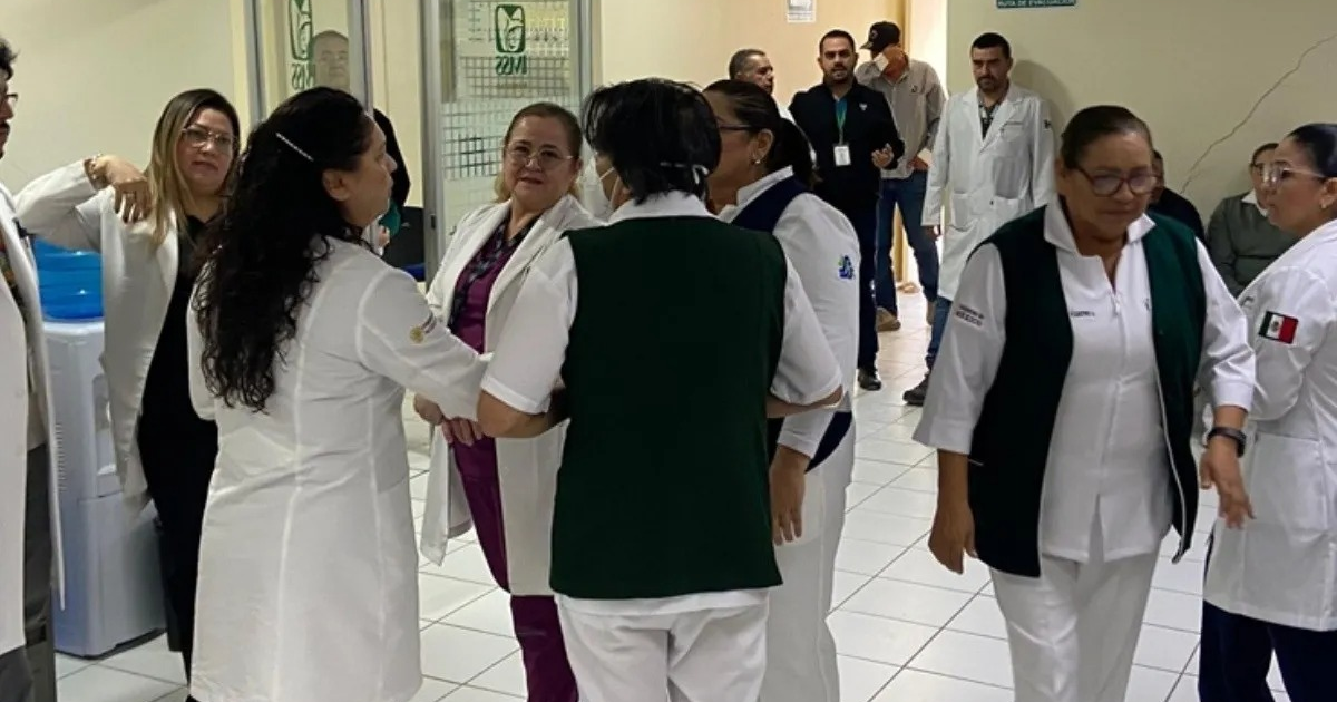 Grupo de profesionales de la salud en un hospital durante una protesta por retraso en pagos del IMSS Bienestar.