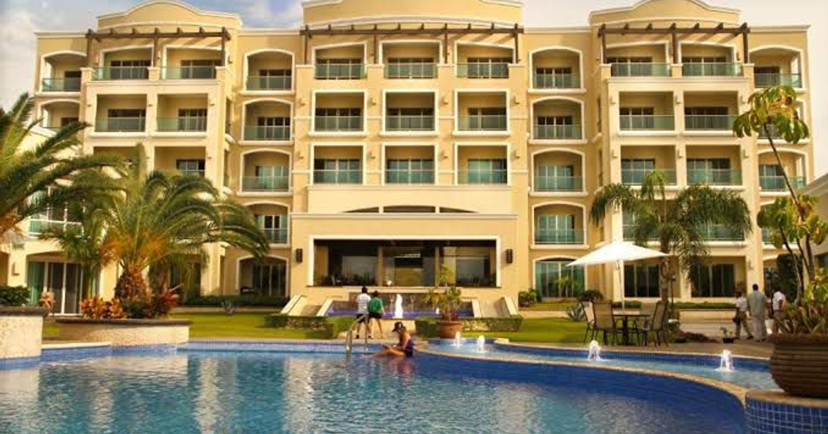 Vista del Hotel Diamond Bay con piscina y tumbonas en Mazatlán