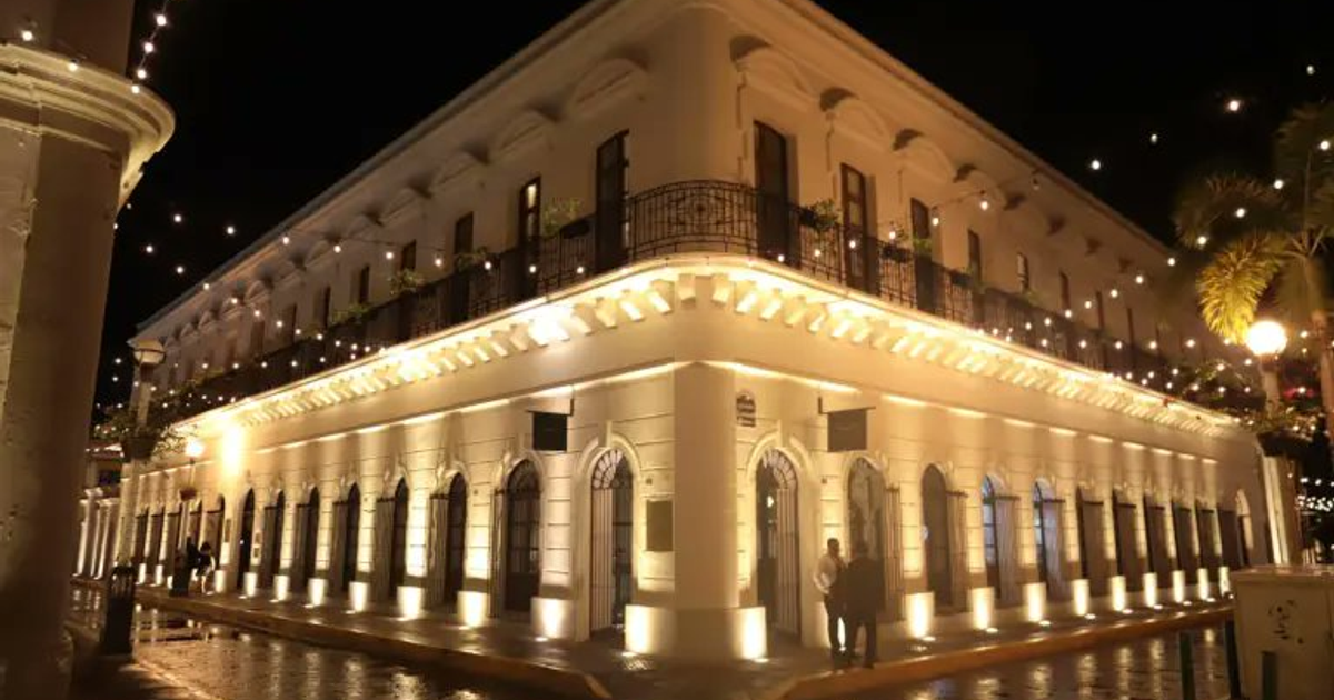 Fachada iluminada del hotel boutique Pueblo Bonito Vantage en Mazatlán de noche