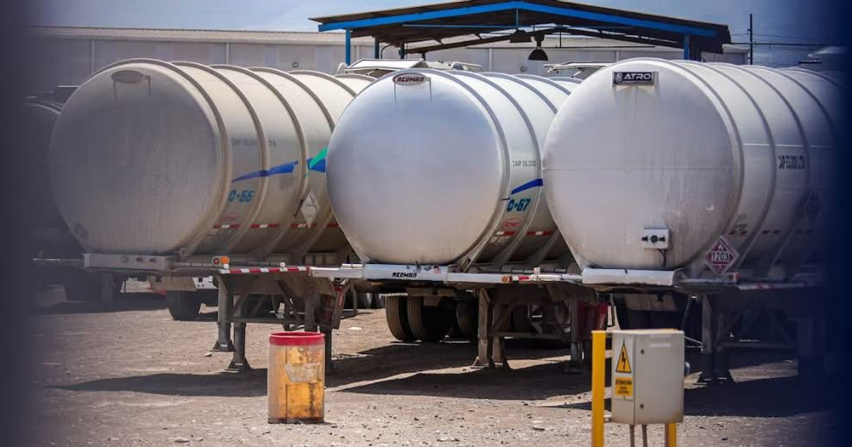 Tanques cilíndricos sobre remolques en un entorno industrial, asociados al contrabando de hidrocarburos.