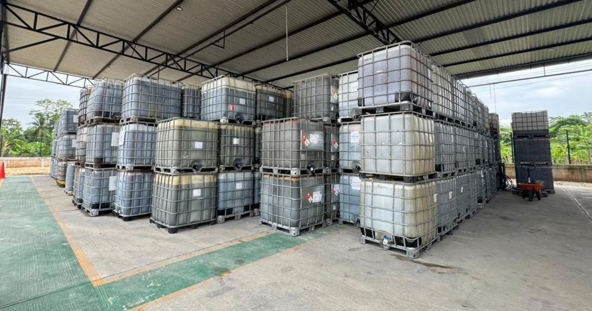 Almacén con contenedores plásticos apilados, parte de un decomiso de combustible robado.