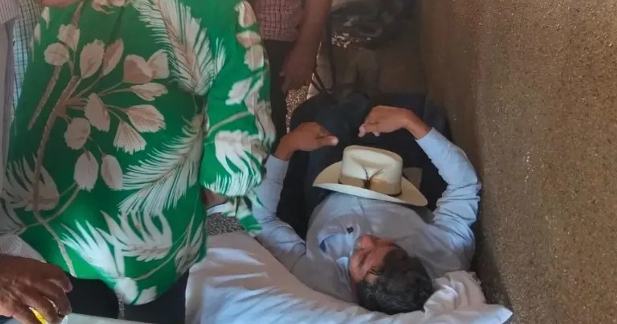 Huelga de hambre de agricultores en Culiacán, Sinaloa, con Baltazar Valdez acostado en el suelo rodeado de simpatizantes.