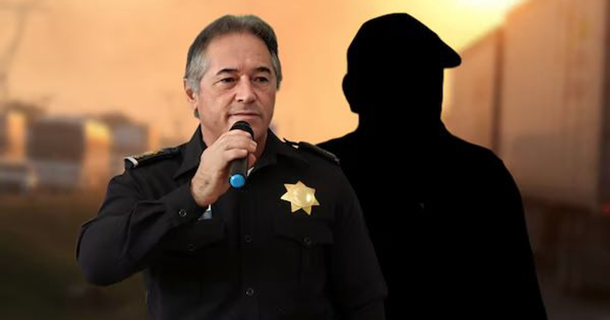 Oficial de policía hablando en un micrófono con un atardecer de fondo.